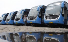 Petugas Transjakarta melakukan pengecekan bus Zhongtong 