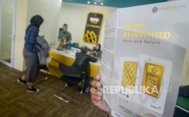 Karyawan melayani warga yang akan menjual emasnya di Butik Emas Logam Mulia Antam, Bandung, Jawa Barat, Rabu (8/1/2020).