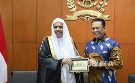 Ketua MPR RI Bambang Soesatyo menerima kunjungan Sekretaris Jenderal Liga Muslim Dunia (Rabithah Al Alam Al Islami), H.E. Mr.  Sheikh Mohammed bin Abdulkarim Al Issa, di Gedung MPR RI, Jakarta, Kamis (27/2/20).