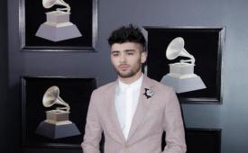 Penyanyi Zayn Malik. Hubungan mantan personel One Direction, Zayn Malik dan Louis Tomlinson, dikabarkan kembali memanas setelah keduanya terlibat pertengkaran fisik saat menjalani syuting dokumenter Netflix. 