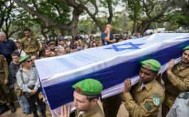 Tentara Israel membawa peti berisi jenazah tentara Israel yang tewas di Gaza saat pemakaman militer Kiryat Shaul di Tel Aviv, Israel, Ahad, 12 Mei 2024.