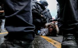 Polisi menahan seorang demonstran saat unjuk rasa pro-Palestina di Berlin, Sabtu, 18 Mei 2024.
