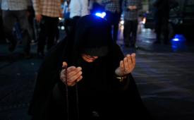 Seorang wanita Iran berdoa untuk Presiden Ebrahim Raisi dalam sebuah upacara di alun-alun Vali-e-Asr di pusat kota Teheran, Iran, Ahad, 19 Mei 2024.
