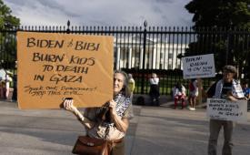 Pengunjuk rasa pro-Palestina melakukan protes di luar Gedung Putih di Washington, DC, 28 Mei 2024. Mereka menilai Presiden Joe Biden Terlibat pembantaian di Rafah.