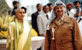 PM India Indira Gandhi bersama Pemimpin PLO Yasser Arafat dalam kunjungan ke New Delhi pada 1980.