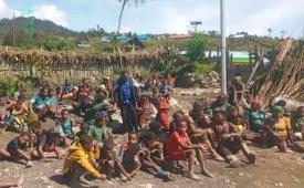 Para pengungsi dari konflik TNI-separatis Papua di Kabupaten Puncak, Papua Tengah, pada akhir Juni 2024.