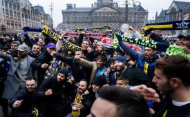 Pendukung Maccabi Tel Aviv berkumpul di De Dam di Amsterdam menjelang pertandingan Liga Eropa UEFA melawan Ajax di Belanda, 7 November 2024. 