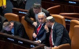 Perdana Menteri Israel Benjamin Netanyahu, tengah, dikelilingi oleh para menteri sayap kanan menghadiri sidang Knesset, parlemen Israel, di Yerusalem. Senin 18 November 2024.