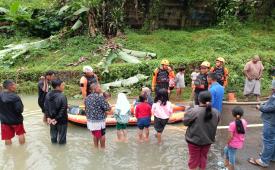 Disaster Management Center (DMC) Dompet Dhuafa dan Dompet Dhuafa Jawa Barat terjunkan tim relawan guna membantu penanganan banjir yang melanda sejumlah wilayah di Sukabumi, Jawa Barat, dengan mengevakuasi warga terdampak yang terjebak genangan banjir, Desa Bojong Tipar, Kecamatan Jampang Tengah, pada Kamis (5/12/2024) sore.