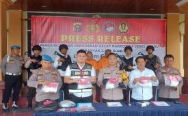 Bea Cukai Pekanbaru dan Kantor Wilayah (Kanwil) Riau Sumatera Barat berkolaborasi dengan Polres Siak gagalkan upaya penyelundupan narkotika jenis sabu-sabu seberat 2.600 gram yang berasal dari Muar, Malaysia. 