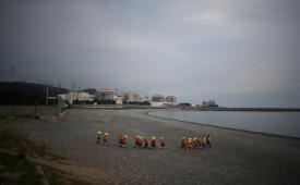  Anak-anak mengunjungi pantai di dekat PLTN Wolseong yang terletak di desa Naa-ri,  Gyeongju, Korea Selatan, 23 Agustus 2022. 