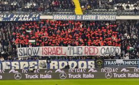 Fans klub Liga Italia, Empoli menunjukkan spanduk mendesak pelarangan Israel dari sepak bola.