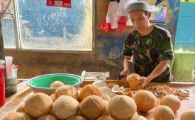 Pedagang kelapa di Pasar Gondangdia, Jakarta Pusat, mengeluhkan harga kelapa yang melambung, Kamis (20/3/2025). 