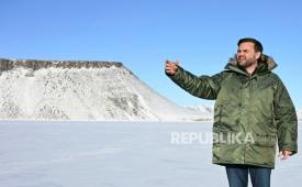 Wakil Presiden JD Vance mengunjungi Pangkalan Luar Angkasa Pituffik militer AS di Greenland, Jumat, 28 Maret 2025. 
