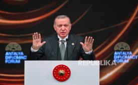 Presiden Turki Recep Tayyip Erdogan berpidato pada pembukaan Forum Diplomasi Antalya (ADF 2025) di Antalya, Turki, 11 April 2025.