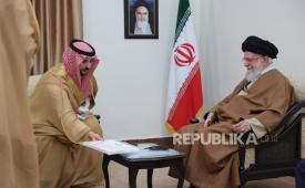 Menteri Pertahanan Saudi Khalid bin Salman mengantarkan pesan dari Raja Saudi ke hadapan pemimpin Iran Ayatullah Ali Khamenei dalam pertemuan di Teheran, Kamis (17/4/2025).