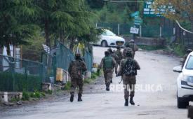 Tentara Angkatan Darat India berpatroli di dekat Pahalgam di Kashmir selatan setelah penyerang menembaki wisatawan diKashmir yang dikuasai India, Selasa, 22 April 2025.