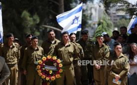 Tentara Israel menghadiri pemkaman rekannya yang tewas di Gaza, di pemakaman militer Mount Herzl di Yerusalem, 27 April 2025. 