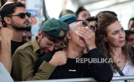 Tentara Israel menghadiri pemkaman rekannya yang tewas di Gaza, di pemakaman militer Mount Herzl di Yerusalem, 27 April 2025. 
