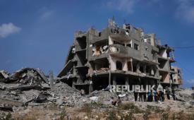 Warga Palestina melihat kerusakan pasca serangan udara tentara Israel di Beit Lahia, Jalur Gaza utara, Senin, 28 April 2025.
