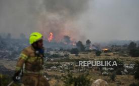 Seorang petugas pemadam kebakaran Israel bekerja saat kebakaran hutan terjadi di dekat Yerusalem, Rabu, 30 April 2025. 