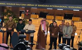 Presiden Republik Indonesia (RI), Prabowo Subianto saat pidato dalam peresmian Terminal Khusus Haji dan Umroh di Terminal 2F, Bandar Udara Internasional Soekarno Hatta (Soetta), Tangerang, Banten, Ahad (4/5/2025). 