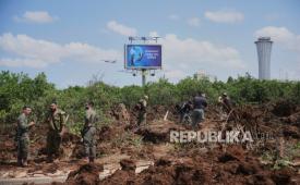 Pasukan keamanan Israel memeriksa lokasi jatuhnya proyektil yang ditembakkan Kelompok Houthi Yaman mendarat di area Bandara Internasional Ben Gurion dekat Tel Aviv, Israel, pada Ahad, 4 Mei 2025.