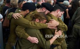 Tentara Israel menangisi rekan mereka yang tewas dalam operasi darat di Jalur Gaza, saat upacara pemakamannya di dewan regional Gezer Israel, 27 April 2025.