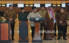 Presiden Prabowo Subianto didampingi Menteri BUMN Erick Thohir, Menteri Agama Nasaruddin Umar, Menko Bidang Infrastruktur dan Pembangunan Kewilayahan Agus Harimurti Yudhoyono, dan Menteri Investasi dan Hilirisasi sekaligus CEO Danantara Rosan Roeslani saat meresmikan Terminal Khusus Haji dan Umroh di Terminal 2F, Bandar Udara Internasional Soekarno Hatta (Soetta), Tangerang, Banten, Ahad (4/5/2025).