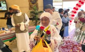 Jamaah haji Indonesia kloter JKG 01 dari Madinah tiba di Makkah pada Sabtu (15/5/2025) pukul 14.00 waktu Arab Saudi. Jamaah disambut dengan shalawat badar, bunga mawar, minuman serta aneka makanan ringan.