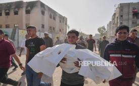 Warga Palestina membawa jenazah mereka yang syahid akibat serangan udara Israel, di Khan Younis, Jalur Gaza, Ahad, 11 Mei 2025. 