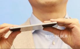 Seorang pria memegang ponsel Samsung (ilustrasi). Samsung mengumumkan fitur privasi baru yang memungkinkan pemilik ponsel Galaxy menyembunyikan konten layar dari orang di sekitarnya. 