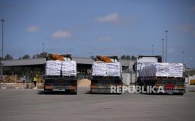 Truk yang membawa bantuan kemanusiaan untuk Jalur Gaza terlihat di Persimpangan Kerem Shalom di Israel selatan, Senin, 19 Mei 2025. 
