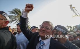 Menteri Keamanan Nasional Israel Itamar Ben-Gvir, dikelilingi oleh petugas keamanan, di Gerbang Damaskus, Masjid al-Aqsa.
