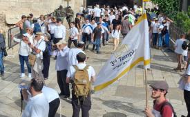 Ekstremis Yahudi membawa bendera Kuil Ketiga di gerbang Masjid al-Aqsa, Senin (26/5/2025).
