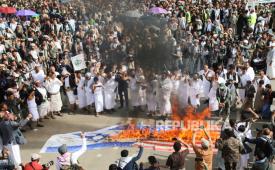 Pendukung Houthi mengenakan pakaian Ihram selama demonstrasi mengutuk pengeboman pesawat pengangkut jamaah haji oleh Israel di Sanaa, Yaman, Jumat, 30 Mei 2025. 