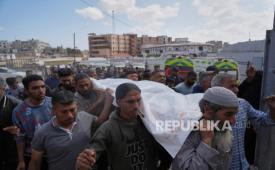 Warga Palestina menggotong jenazah Reem Al-Akhras yang terbunuh saat menuju pusat bantuan Gaza, di Khan Younis, Jalur Gaza selatan, Selasa, 3 Juni 2025.