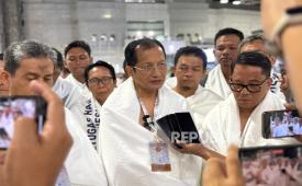 Menteri Agama Nasaruddin Umar memberikan keterangan usai melaksanakan umroh wajib di Masjidil Haram, Sabtu (31/5/2025) pagi. Ia memastikan tantangan yang dihadapi pada musim haji 2025 perlahan mulai terurai.