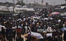 Warga Palestina membawa tas berisi makanan dan paket bantuan kemanusiaan di Rafah, Jalur Gaza selatan, Selasa, 10 Juni 2025.