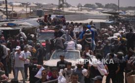 Warga Palestina membawa karung berisi makanan dan bantuan kemanusiaan di Rafah, Jalur Gaza selatan, Rabu, 11 Juni 2025.