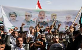 Pendukung Houthi meneriakkan slogan-slogan sambil mengibarkan spanduk yang menunjukkan para pemimpin Iran yang terbunuh dalam serangan Israel, dalam unjuk rasa anti-Israel di Sanaa, Yaman, Jumat, 13 Juni 2025.