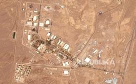 Citra satelit dari Planet Labs PBC ini menunjukkan situs pengayaan nuklir Natanz di Iran setelah serangan Israel pada Sabtu, 14 Juni 2025.