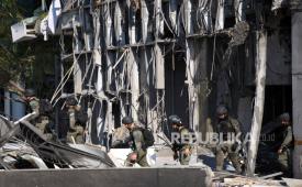 Petugas dan personel militer memeriksa lokasi serangan langsung serangan rudal Iran di Ramat Gan, Israel, Kamis, 19 Juni 2025.