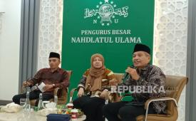 Ketua PBNU KH Ulil Abshar Abdalla atau Gus Ulil (kanan) saat menjadi narasumber Forum Kramat membahas Perang Iran-Israel yang digelar di Gedung PBNU, Jakarta Pusat, Jumat (20/6/2025).