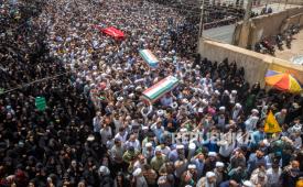 Para pelayat membawa peti mati seorang anggota Garda Revolusi Iran yang terbunuh dalam serangan Israel, setelah shalat Jumat di kota Hamedan, Iran, Jumat, 20 Juni 2025.