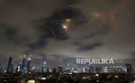 Sistem pertahanan udara Israel melepaskan tembakan untuk mencegat rudal selama serangan Iran di Tel Aviv, Israel, Sabtu, 21 Juni 2025.