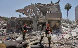 Tentara Israel memeriksa lokasi yang terkena serangan rudal langsung yang diluncurkan dari Iran di Tel Aviv, Israel, pada Ahad, 22 Juni 2025. 