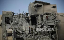 Tentara Israel dan tim penyelamat di tengah puing-puing bangunan yang hancur akibat serangan rudal Iran di Beersheba, Israel, pada Selasa, 24 Juni 2025.