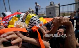 Para pelayat mendukai jenazah warga Palestina Ammar Hamayel, 13 tahun, yang ditembak mati oleh tentara Israel pada hari Senin, saat pemakamannya di desa Kufr Malek, Tepi Barat,  Selasa, 24 Juni 2025.
