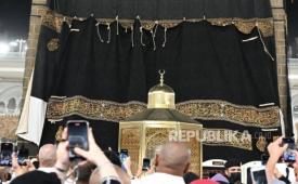 Proses penggantian kiswah Kabah di Masjidil Haram menyambut 1 Muharram 1447 Hijriyah, Kamis (26/6/2025).